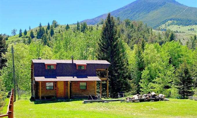 Red Lodge Cabina | Log Cabin with Hot Tub Overlooking Rock Creek and Beartooth Mountains