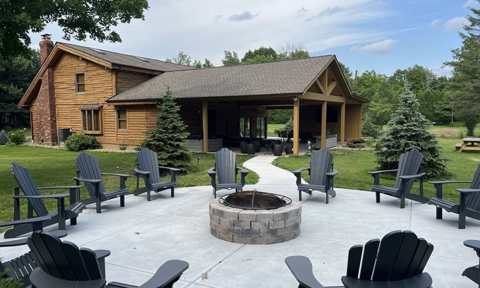Hinckley Cabina | Log Cabin with Hot Tub