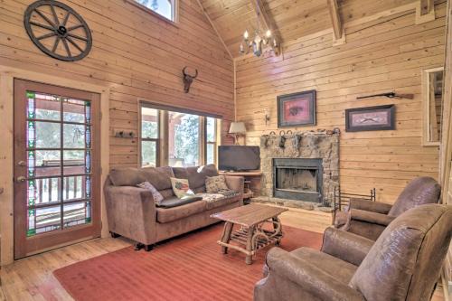 Florissant Casa | Log Cabin with Mountain Views about 30 Mi to Pikes Peak!