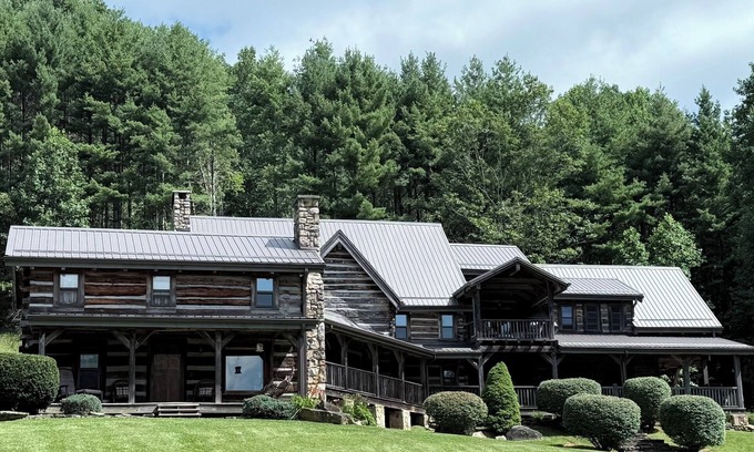 Altamont Casa | Log Cabin with Mountain Views, Hot Tub & Huge Yard