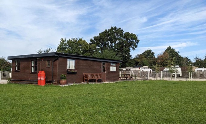 Haxey Otro | Log cabin with secure garden