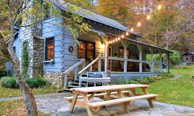 Weaverville Cabina | Log Cabin with Stream on 2 Acres <20 Min to Downtown Asheville with 1 Gig Fiber