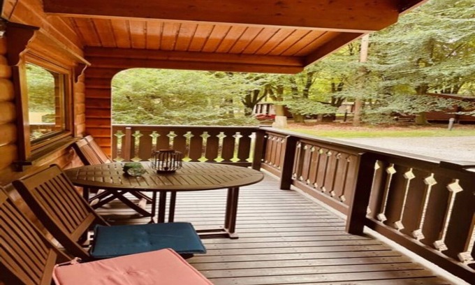 Kenwick Cabina | Log cabin with veranda, nestled in Kenwick Park, Louth