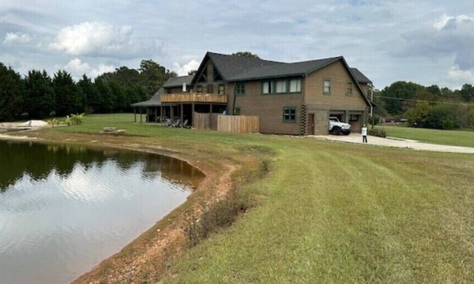 Bowdon Junction Casa | Log Castle and a Spring Fed Lake
