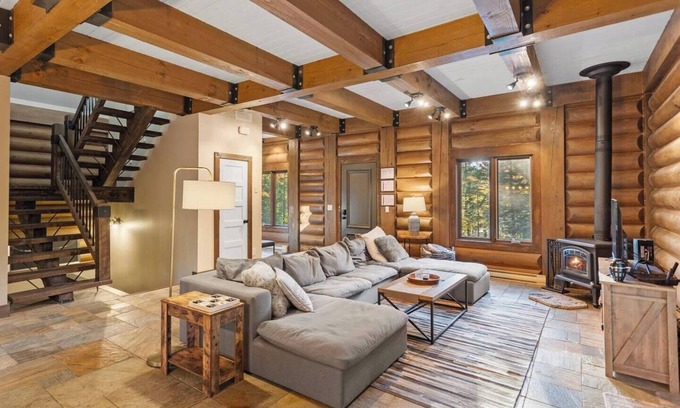 Saint-Faustin-Lac-Carre Chalet De Esquí | Mont Blanc- Le Grizzly - Cozy Log Cabin with Games Room