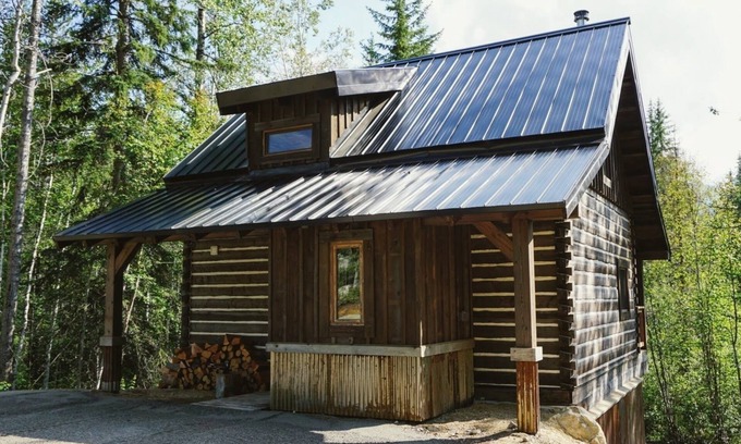 Golden Cabina | Log Dovetail Rooster Cabin - Mountain Life Getaway!