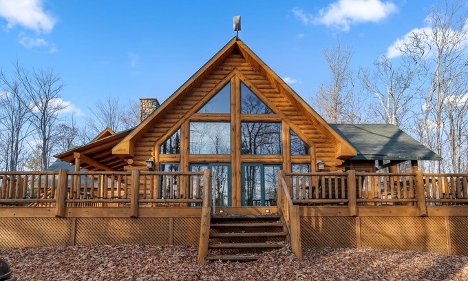 Fish Creek Cabina | Log home in Fish Creek + Dog Friendly and Private lot!
