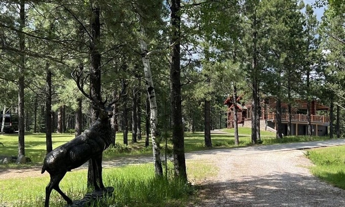 Roubaix Casa | Log Home in the heart of the Black Hills. Deadwood. Sturgis.