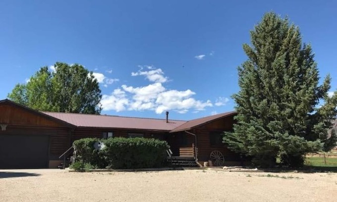 Cody Casa | Log home just 32 miles to the east gate of Yellowstone National Park