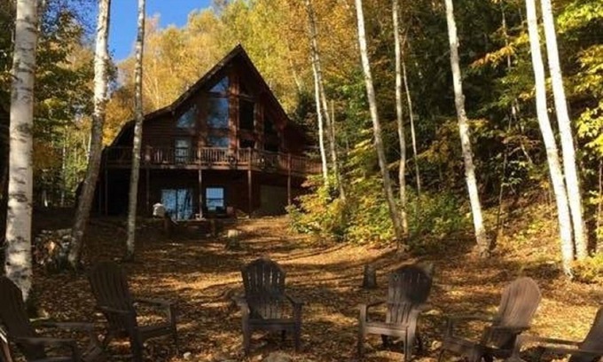 Au Train Cabina | ¡Log Home Luxury aguarda en la costa oeste del lago AuTrain! Paddleboat y muelle!
