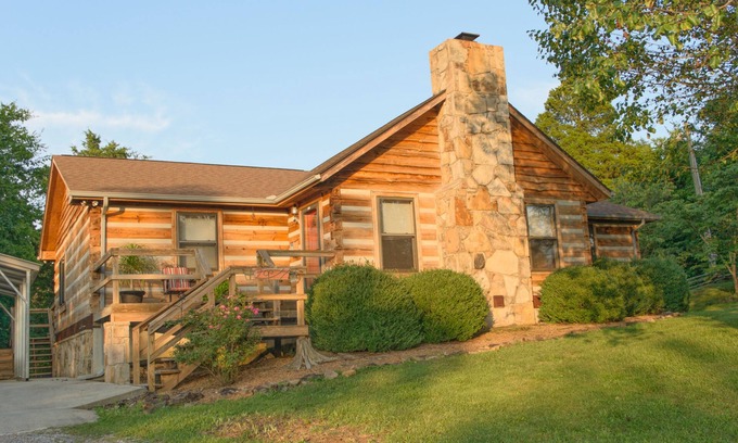 Knoxville Casa | Inicie sesión en casa en 50 acres. Privado, conveniente, hermoso. Un pedacito de paraíso.