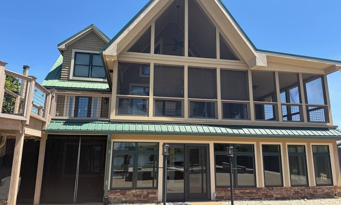 Inman Casa | ~~ LOG HOME ON A BEAUTIFUL LAKE~Resort style pool~~Charming Large 5 bedroom