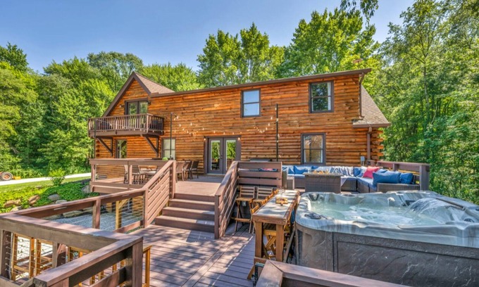 Hiram Casa | Log Home, Pvt Pond-Swim, Hot Tub