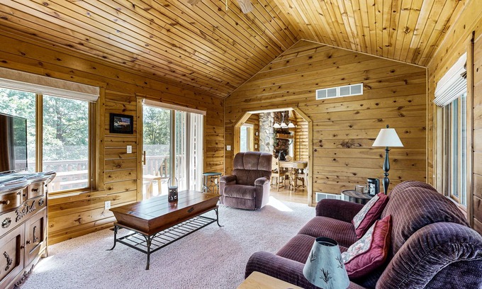 Mauston Casa | Log Home with Lake Access, Large patio, Fire pit, Mini Bar & WIFI