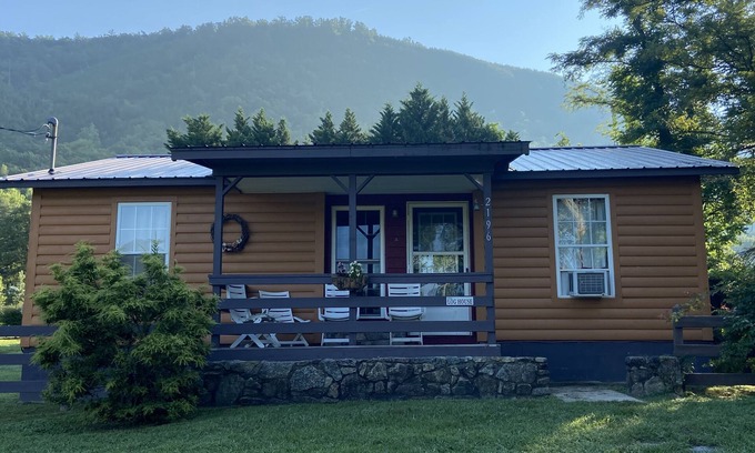 Hot Springs Cabina | Log House on the French Broad River