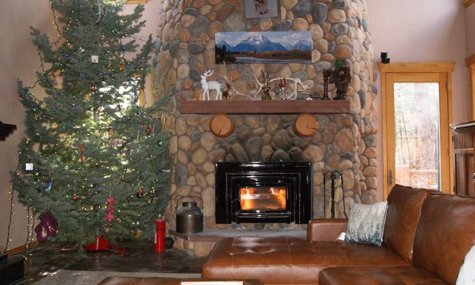 Colorado Springs Cabina | Grand lodge with pine forest, privacy, luxury hot-tub & WiFi in Colorado Springs