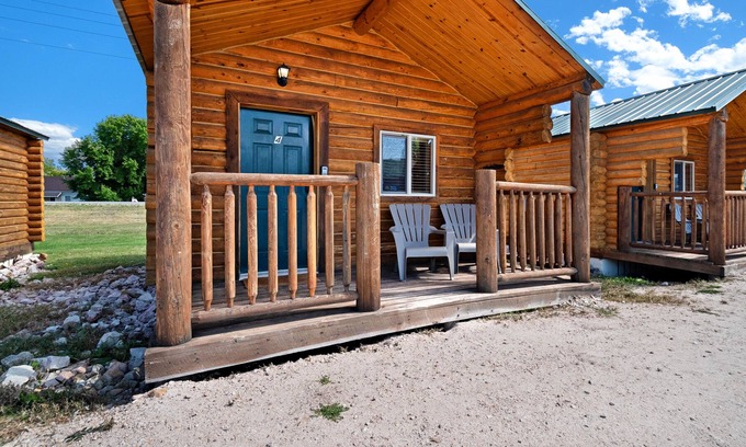 St. Charles Cabina | Cabaña de madera para dos con una cocina bien equipada y parque con canchas deportivas
