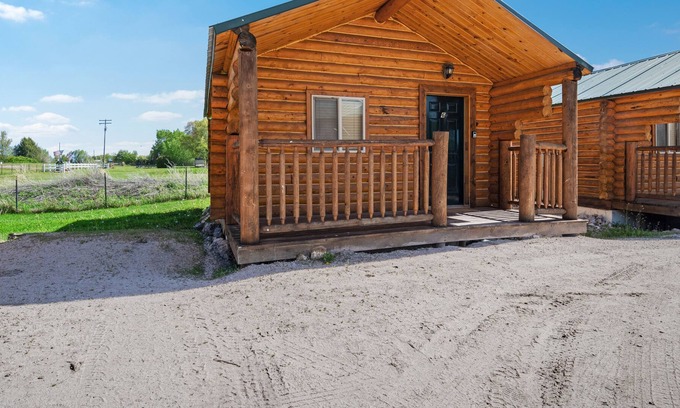 St. Charles Cabina | Cabaña de madera con cocina americana, amplio porche delantero, canchas deportivas compartidas