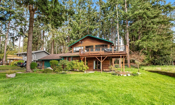 Freeland Casa | Log-style mountain and bay-view retreat with hot tub, game rooms, & balcony
