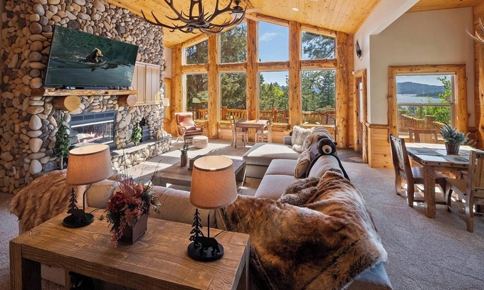 Castle Glen Estates Cabina | Log Styling with Spectacular Lake Views! HOT TUB! Wall to Wall Game Room!