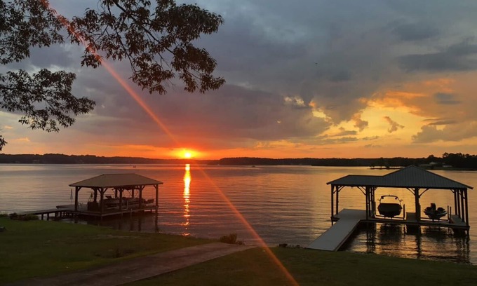 Talladega Casa | Logan Martin Lake- 3/2 waterfront home with breathtaking views and calm waters