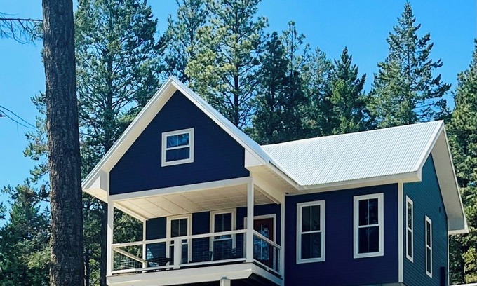 Lakeside Cabina | Logan Pass at Elk Ridge Village cabin 401B with views of Flathead Lake & ⛰️ views