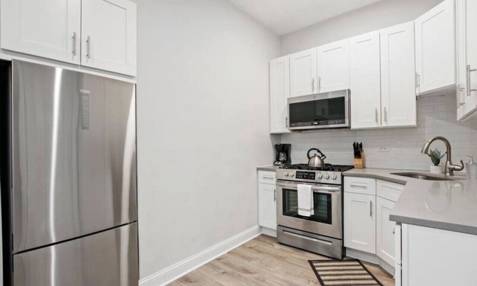 Avondale Apartamento | Logan Square Corner 3BR Apt Walkable to Highlights