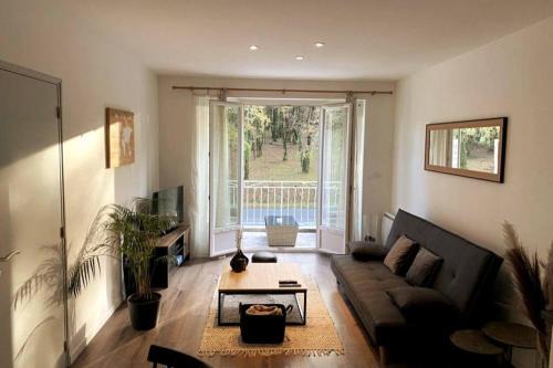 Brive-la-Gaillarde Apartamento | Logement à Brive près de la campagne et centre-ville, avec parking privé, climatisation, et double balcon privé
