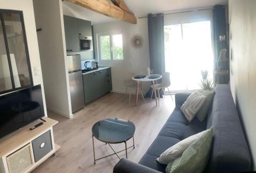 Mimizan Apartamento | Logement entièrement rénové entre le bourg et les plages océanes, calme et confort climatisé, terrasse spacieuse, WIFI, parking gratuit, linge et ménage compris, proche des commerces ouverts toute l'année