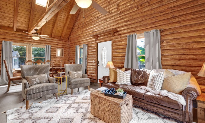 Mayhew Cabina | “Logged Out”- Log Cabin Rental