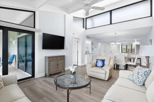 Sanibel Casa | Loggerhead 253- Beachfront Residence w Vaulted Ceilings