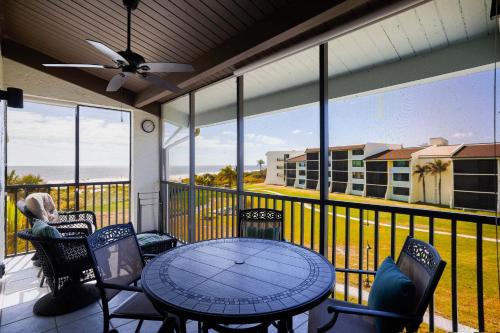 Sanibel Apartamento | Loggerhead 523 - Beachfront Residence at Loggerhead Cay with Vaulted Ceilings