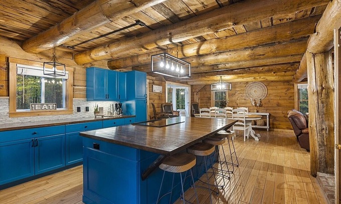 Thornton Cabina | NEW! Entire Log Home With *PRIVATE hot tub
