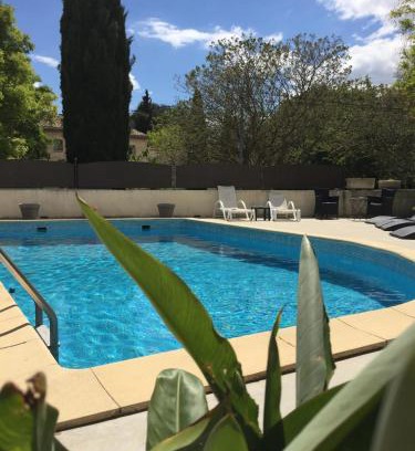 Tavel Hotel | Logis Auberge De Tavel