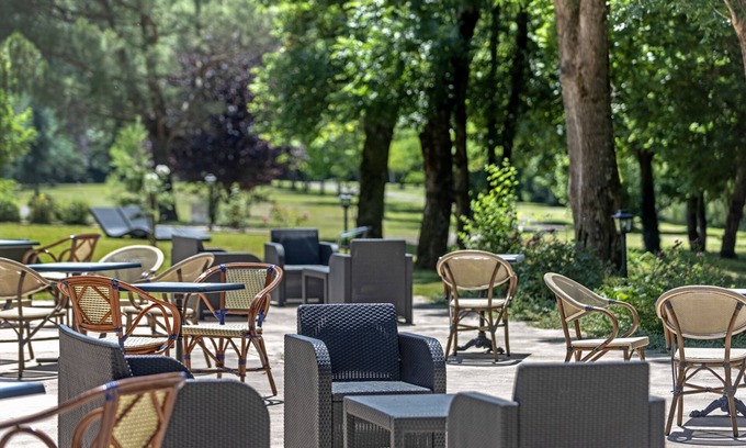 Banassac Hotel | Logis Hôtel Restaurant Les 2 Rives - A75, en bordure de rivière