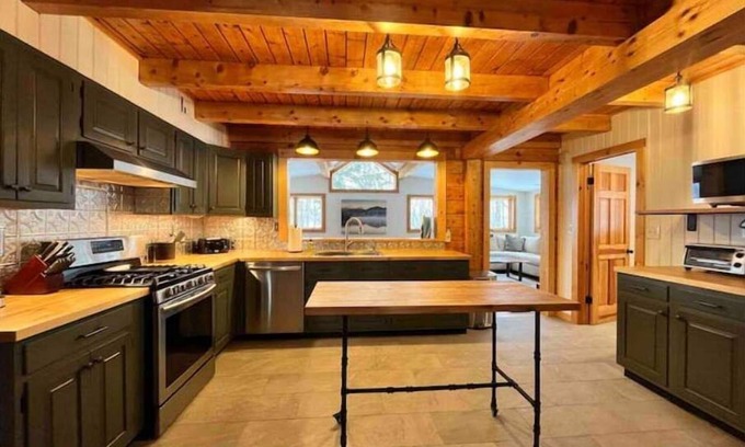 Maplecrest Cabina | Logtastic cabin in Windham with Hot Tub