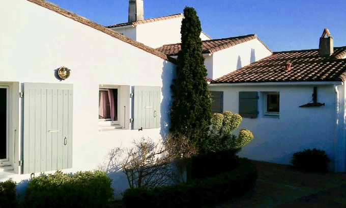 Loix Casa | LOIX - Hermosa casa llena de encanto, decoración contemporánea, jardín grande y hermoso.