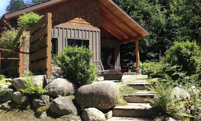 New Denver Cabina | Loki's Cabin at Big Bay Stays: Your Lakeside Haven for Rejuvenation & Adventure