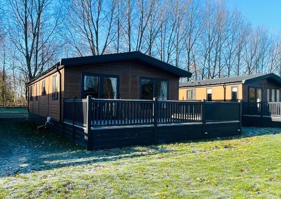 Allerthorpe Casa | Loki's Retreat Lodge with Hot Tub