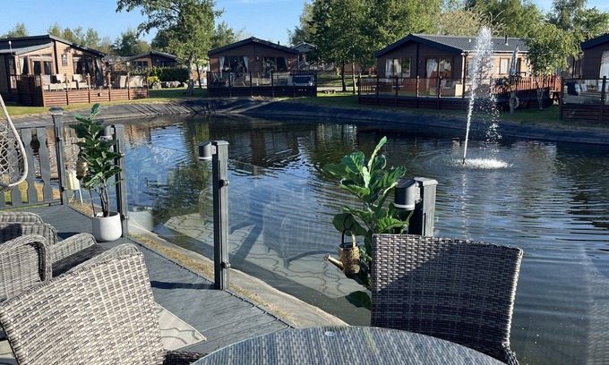 South Lakeland Leisure Village Cabaña | LOLUKE LODGE ON THE LAKE, family friendly, with a garden in Carnforth