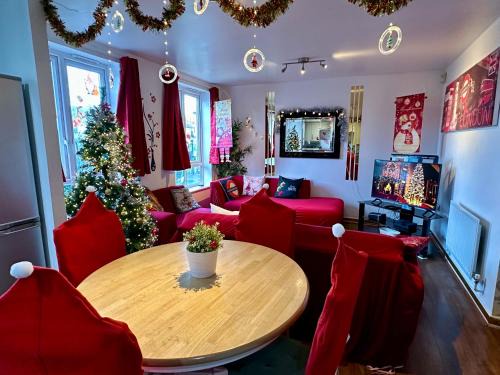 Edmonton Apartamento | London 2 Bed 2 Bath Apartment Holiday Home - Free Parking - 3min walk to the Train station - 19min to London Liverpool Street 5min to Victoria Line 1GB Broadband super fast Internet GROUND FLOOR 100s of shops restaurants bakeries 24-hour ASDA superstore