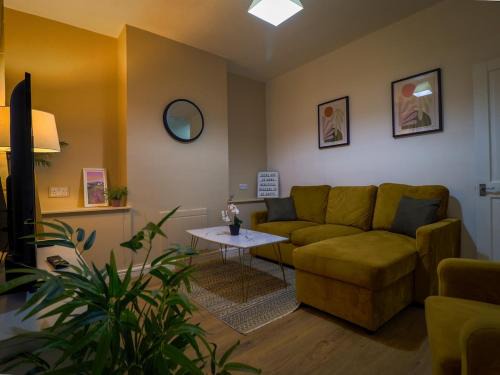 Edmonton Casa | London 4 Bed Contractor Base with Pool Table