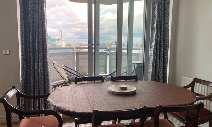 Royal Docks Apartamento | London Apt-sleeps 4-parking - Balcony-river View