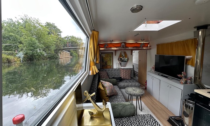 Westbourne Green Casa | London Dutch Barge - Sleeps 3 & Cosy Fireplace