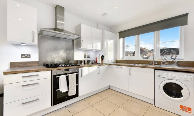 Stanwell Casa | London Heathrow Living Holywell Serviced House B, Stanwell