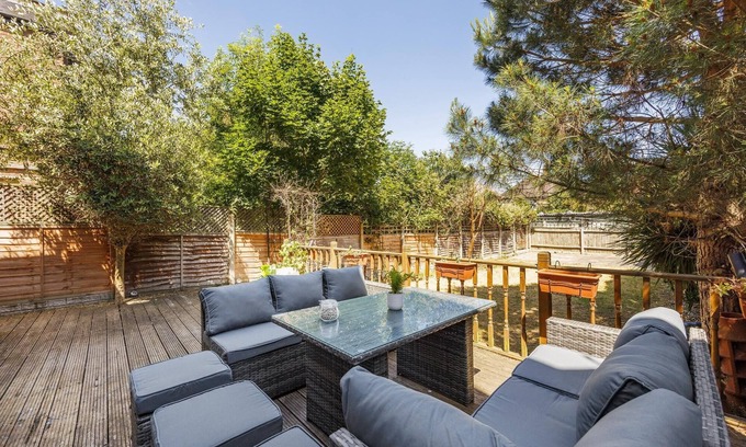 South Acton Casa | London House Sleeps 12 , Free Parking, WiFi