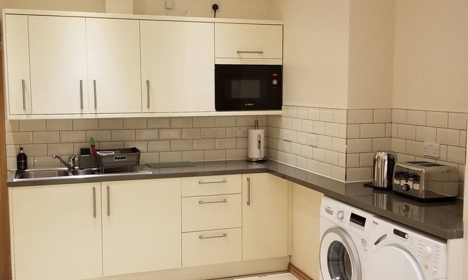 Clayhall Apartamento | London Luxury 4 Bedroom with 4 On suite Bathrooms and Free Parking Close to Tube