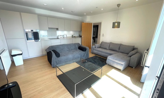 Addiscombe Apartamento | London luxury apartment w/ balcony & views ~steps to train station