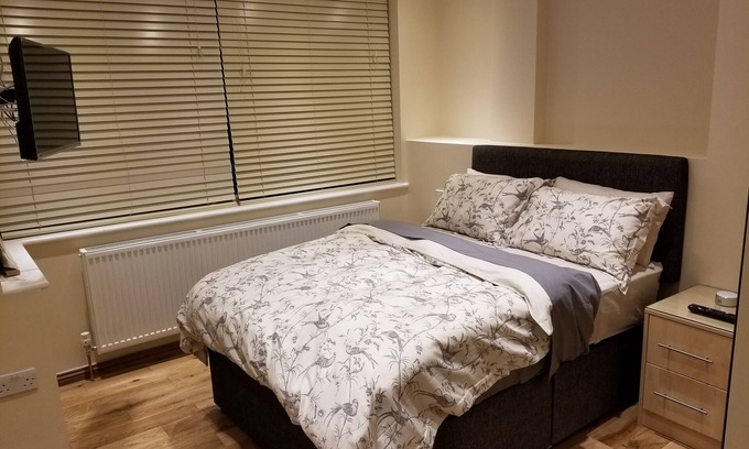 Clayhall Apartamento | Londres Luxury Studio Flat # 1 Orchid Apartment a 1 minuto del metro para 3 personas