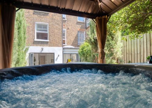 Queen's Park Apartamento | London Queen's Park with cinema & gaming room